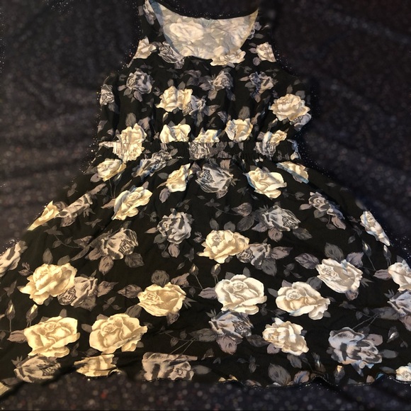 Aritzia Talula Roppongi Floral Dress w/ Pockets - Picture 2 of 3